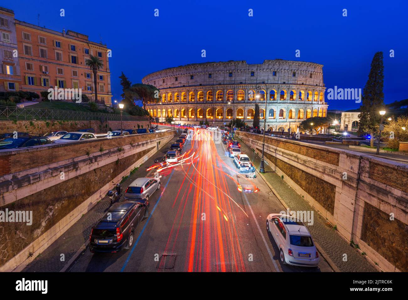Roma, Italia en el Coliseo por la calle por la noche. Foto de stock