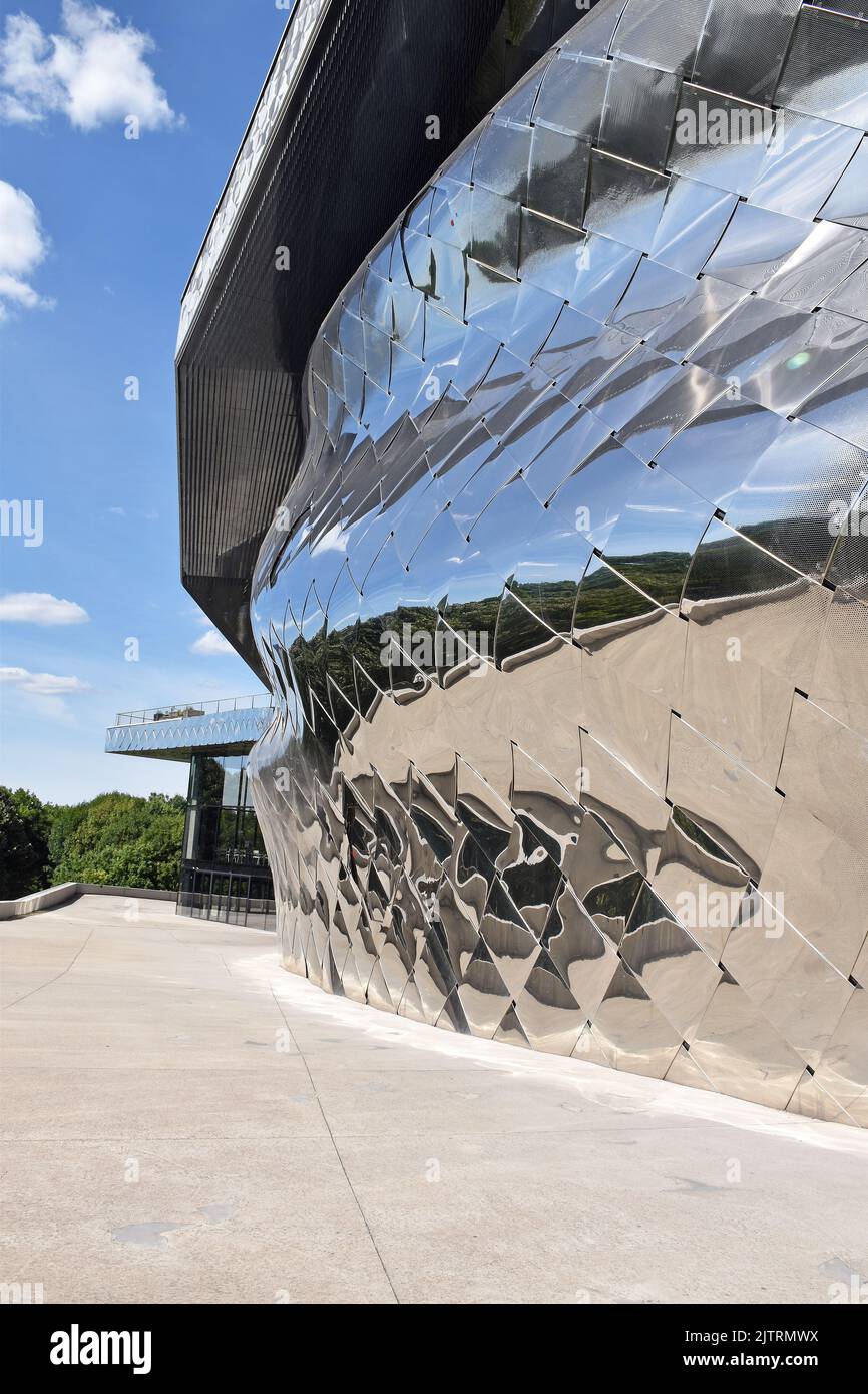 Philharmonie de Paris, una sala sinfónica y dos salas más pequeñas, terraza en la primera planta con vistas al Parc de la Villette, Foto de stock