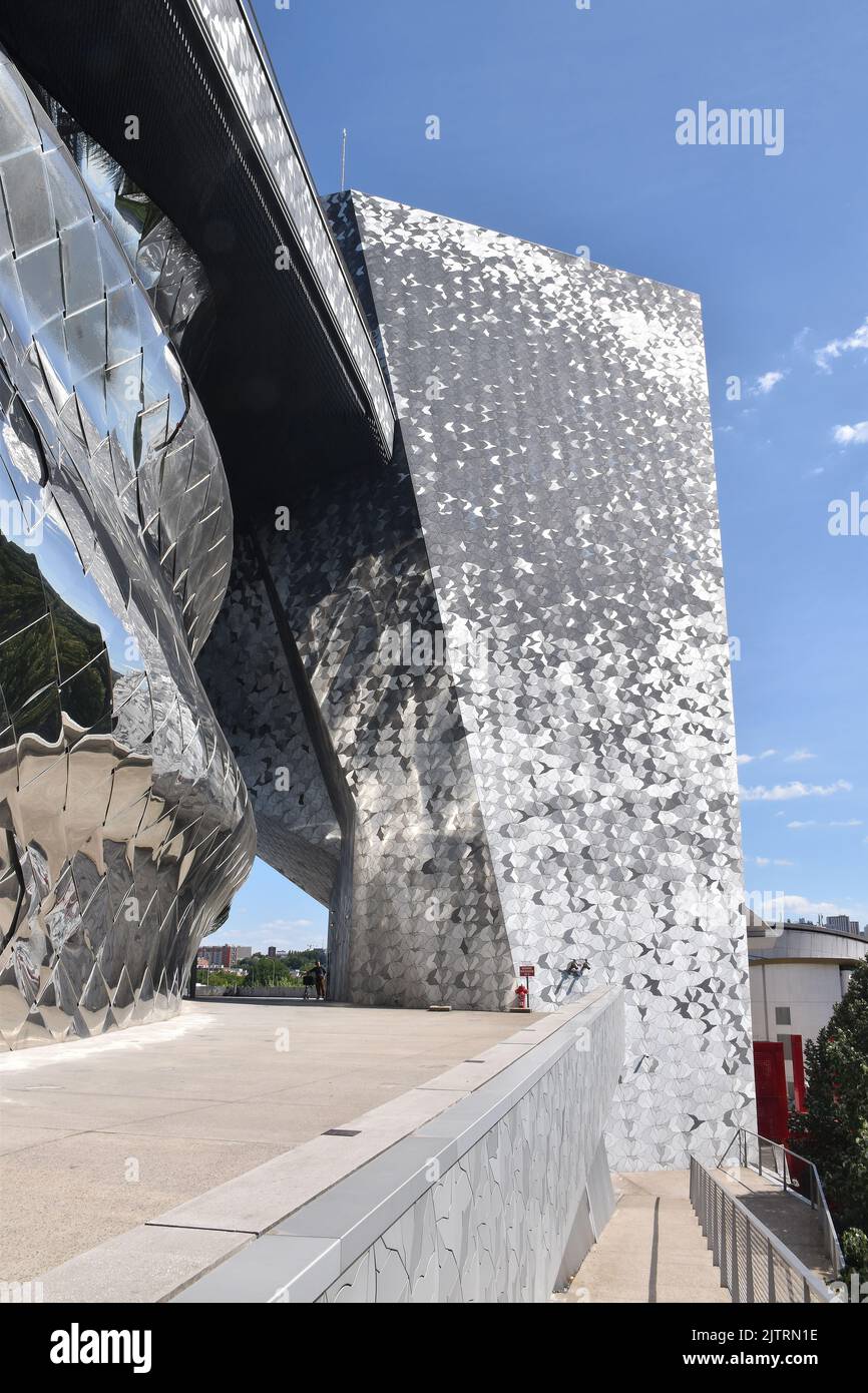 Philharmonie de Paris, una sala sinfónica y dos salas más pequeñas, terraza en la primera planta con vistas al Parc de la Villette, Foto de stock