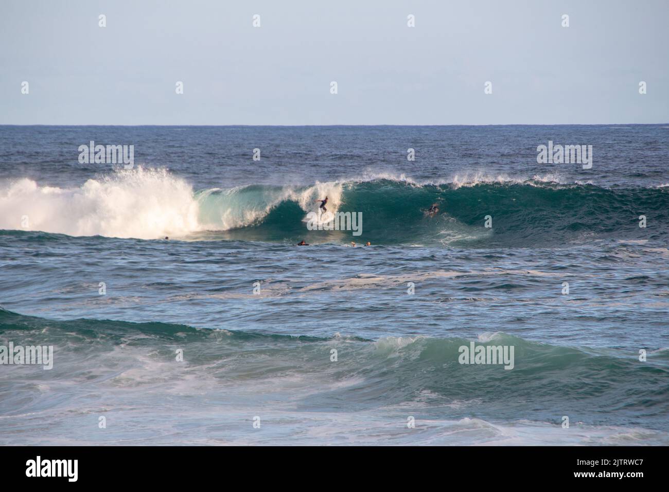 Surfista montando una ola en la playa de Arpoador en Río de Janeiro, Brasil - 7 de marzo de 2020: Surfista cayendo una ola en la tercera losa de la playa de Arpoador en Río de Janeiro Foto de stock