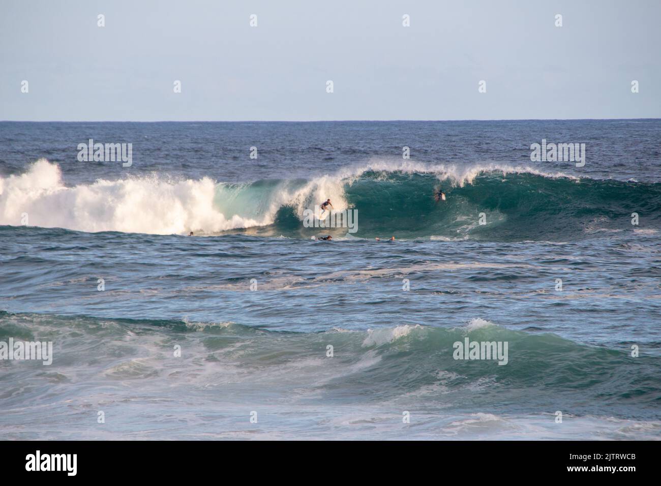 Surfista montando una ola en la playa de Arpoador en Río de Janeiro, Brasil - 7 de marzo de 2020: Surfista cayendo una ola en la tercera losa de la playa de Arpoador en Río de Janeiro Foto de stock