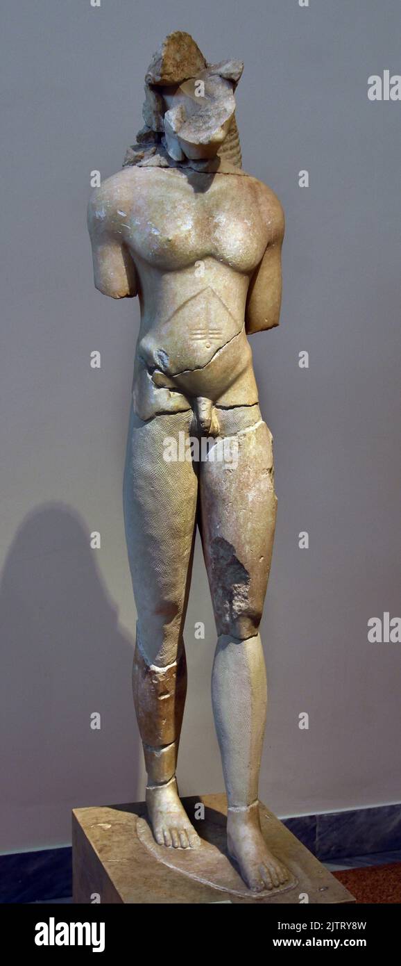 Estatua de un Kouros, Mármol Naxiano 580BC, encontrada en Atenas, Kerameikos, Museo Arqueológico Nacional de Atenas. Originalmente estaba en la cima de una tumba alrededor del 580 aC, Foto de stock