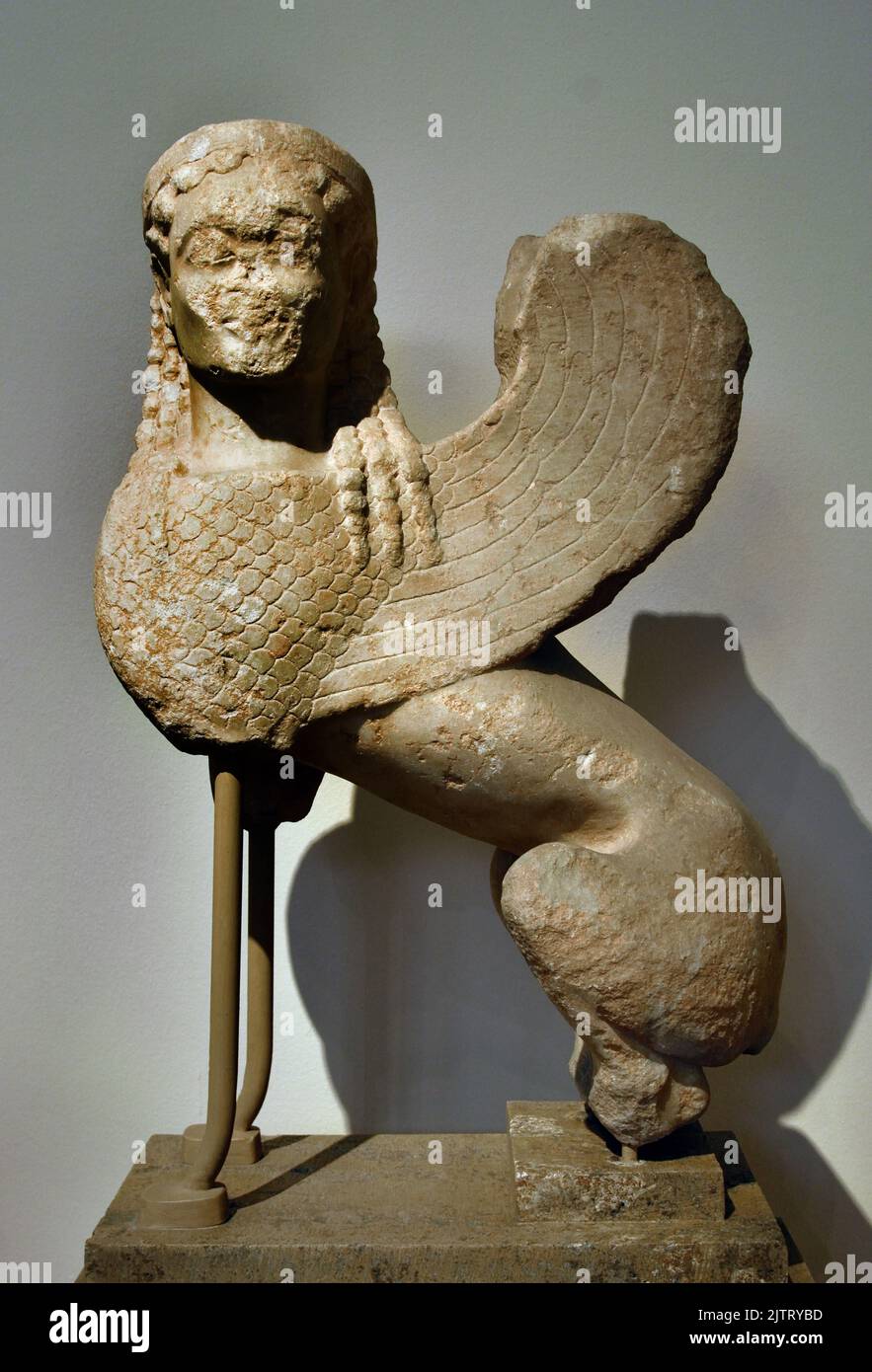 Esfinge de la Puerta Sagrada (560-550 aC) en el Museo Arqueológico Nacional de Kerameikos en Atenas. Encontrado en Spata, Ática, Grecia, Foto de stock