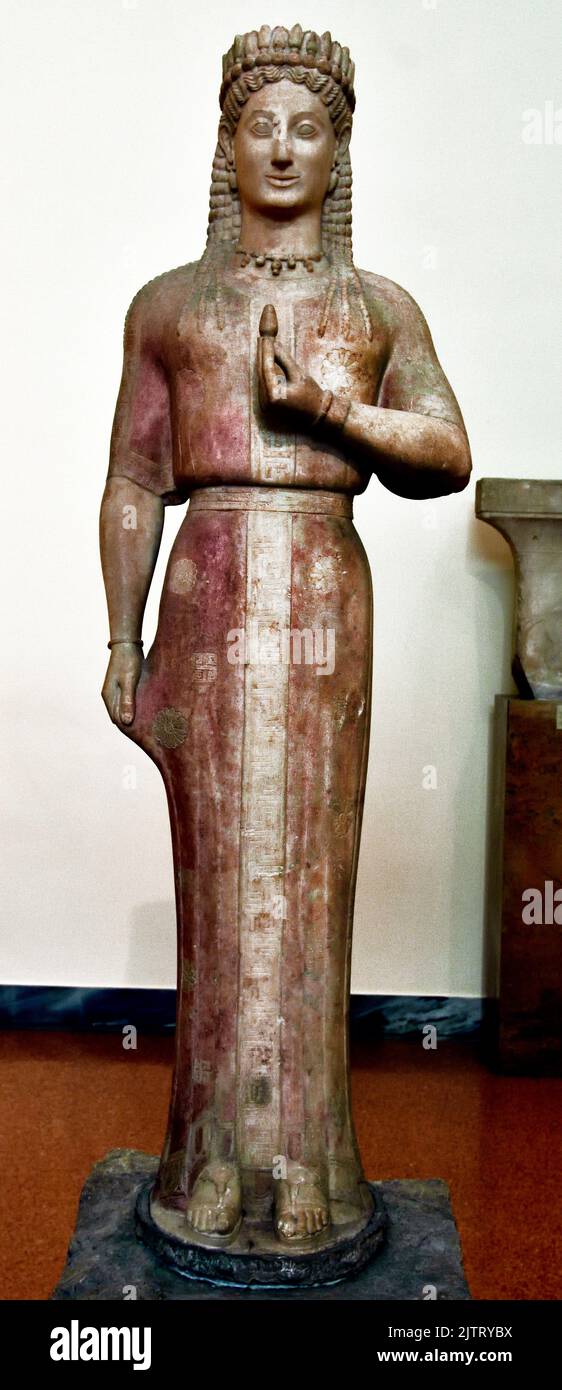 Estatua funeraria de una mujer, conocida como Kore, tumba de Frasikleia en Merenda, antiguo mirrino, período arcaico, 550-540 AC Museo Arqueológico Nacional en Atenas. Foto de stock