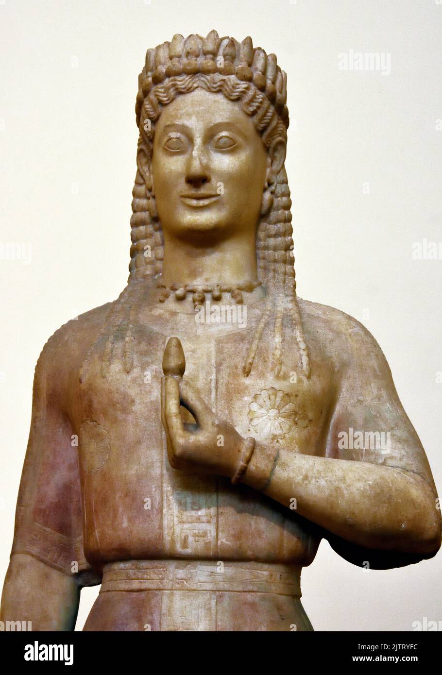 Estatua funeraria de una mujer, conocida como Kore, tumba de Frasikleia en Merenda, antiguo mirrino, período arcaico, 550-540 AC Museo Arqueológico Nacional en Atenas. Foto de stock