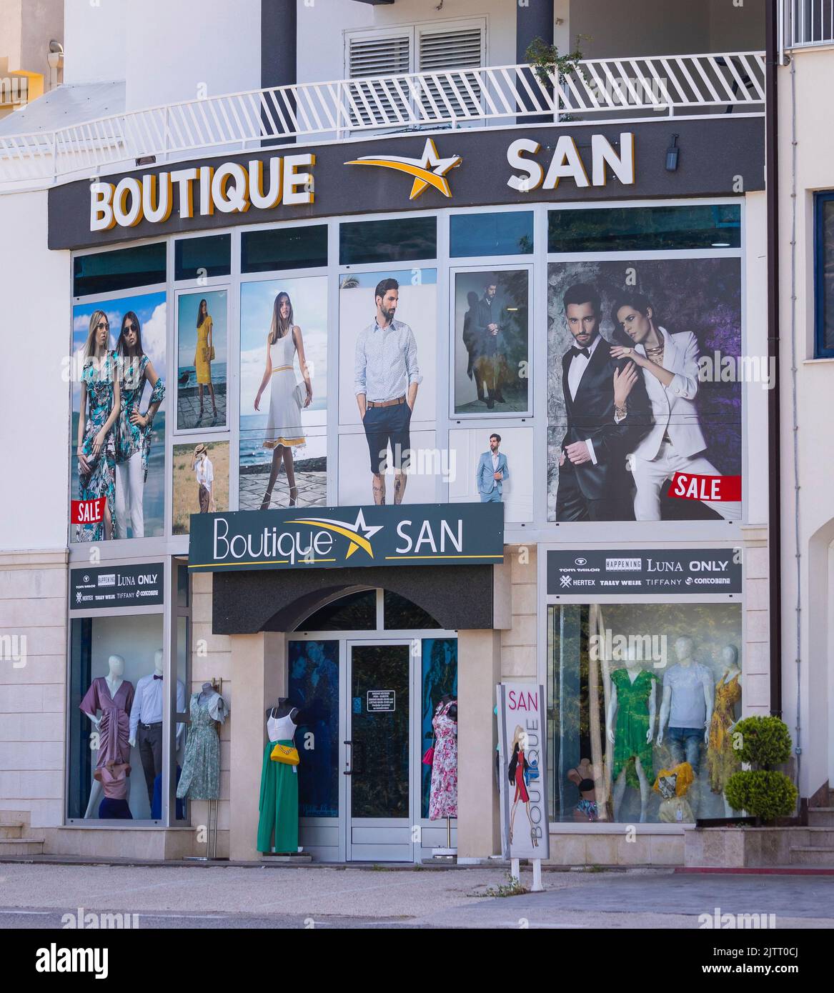 NEUM, BOSNIA Y HERZEGOVINA, EUROPA - Boutique San, una tienda de ropa en Neum, una ciudad en el Cantón de Herzegovina-Neretva, en la costa adriática. Foto de stock