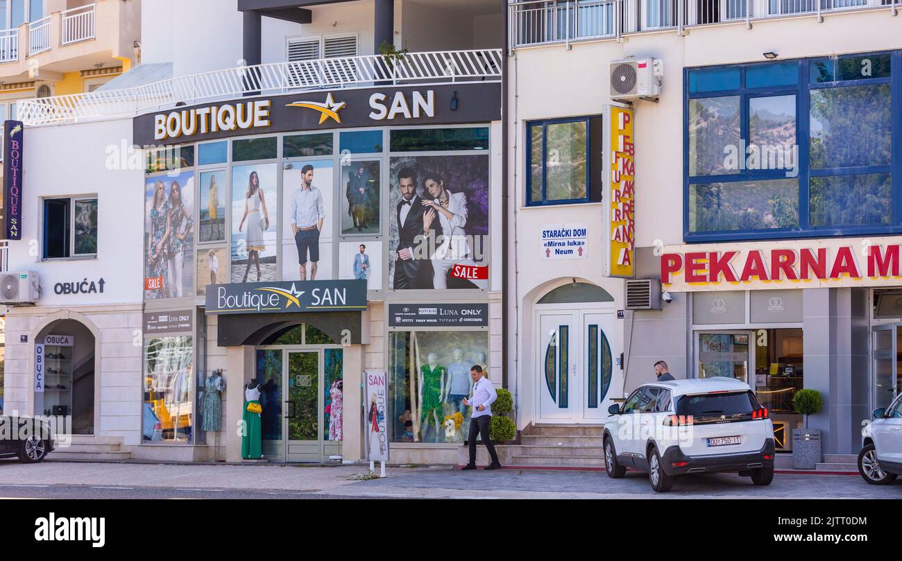 NEUM, BOSNIA y HERZEGOVINA, EUROPA - Boutique San, una tienda de ropa en Neum, una ciudad en el cantón de Herzegovina-Neretva, en la costa adriática.Panadería Foto de stock