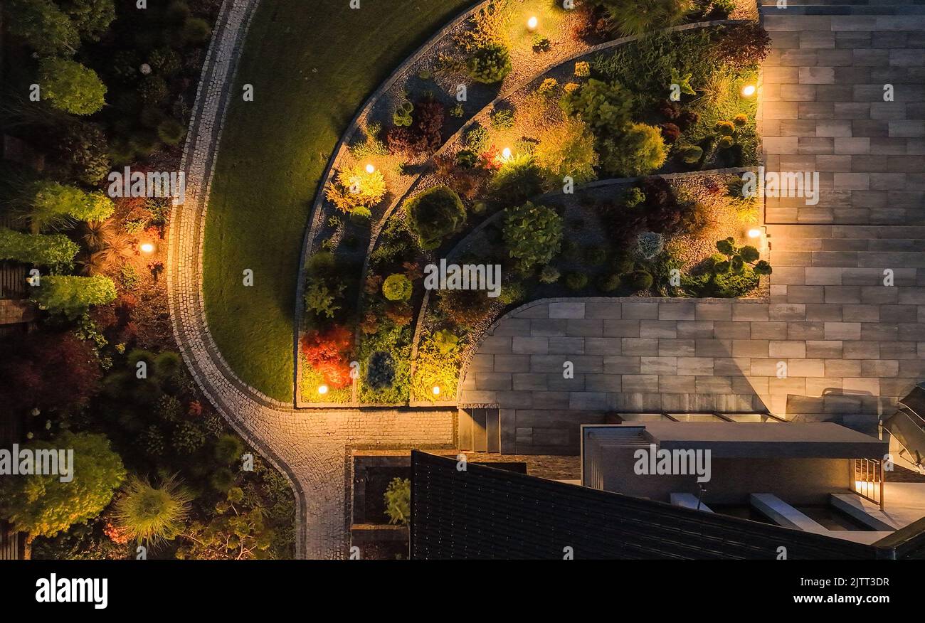 Vista aérea de un hermoso diseño y jardín en el patio trasero de la casa residencial. Sendero Jardín y Terraza Rodeada de Variedad de Planta Foto de stock