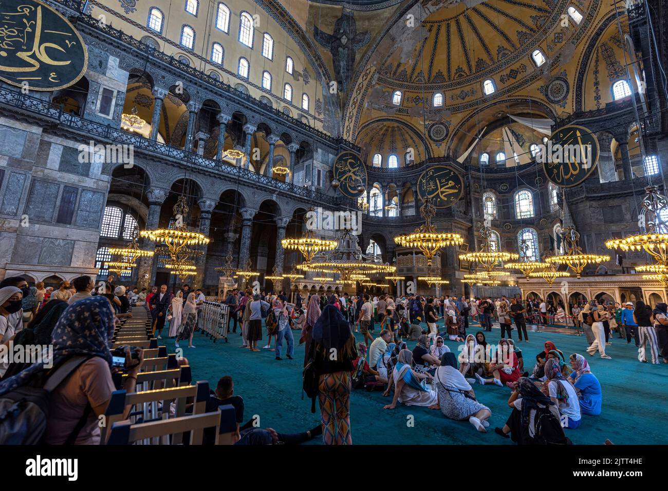ESTAMBUL/TURQUÍA - 07 de julio de 2022: Los turistas visitan la mezquita de Santa sofía Foto de stock