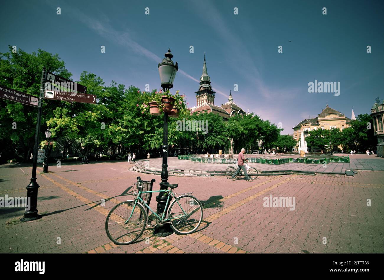 bicicleta en la plaza principal de Subotica en Serbia Foto de stock