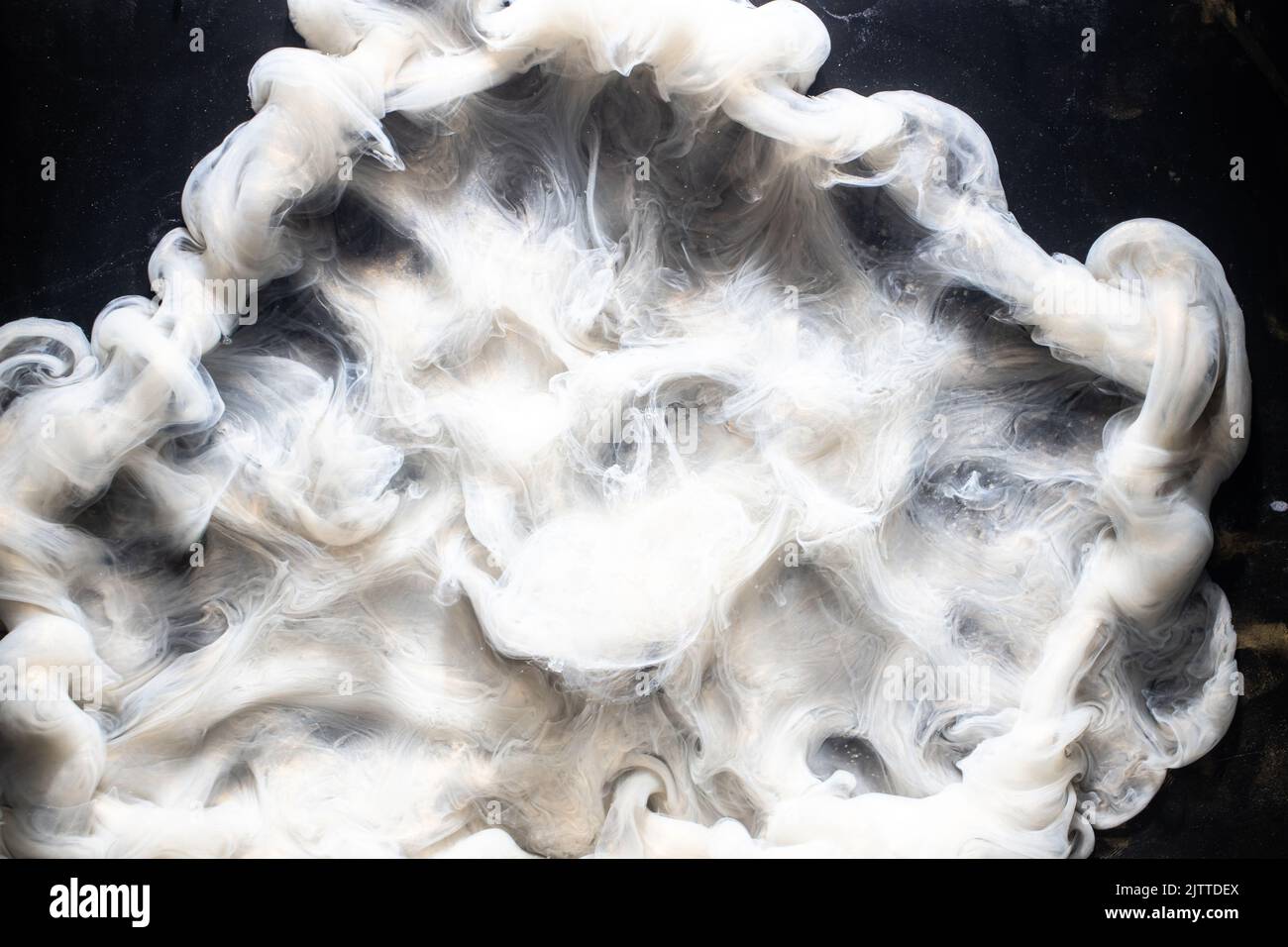 explosión de agua de tinta residuos tóxicos efecto niebla blanca Foto de stock