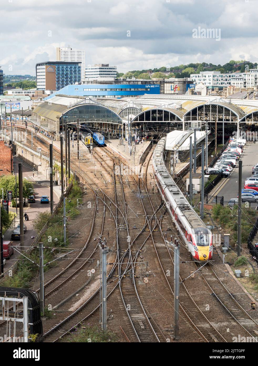 Un tren expreso de pasajeros Zuma LNER que sale de la estación central de Newcastle, Newcastle upon Tyne, Inglaterra, Reino Unido Foto de stock