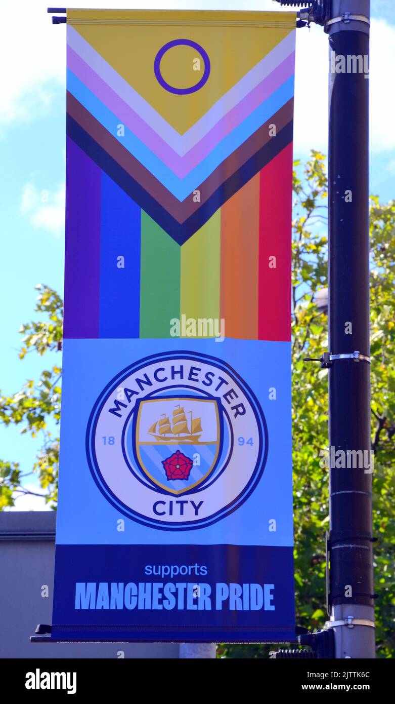 El Manchester City Football Club apoya a los pennants del Manchester Pride en las farolas del centro de Manchester, Reino Unido. Foto de stock