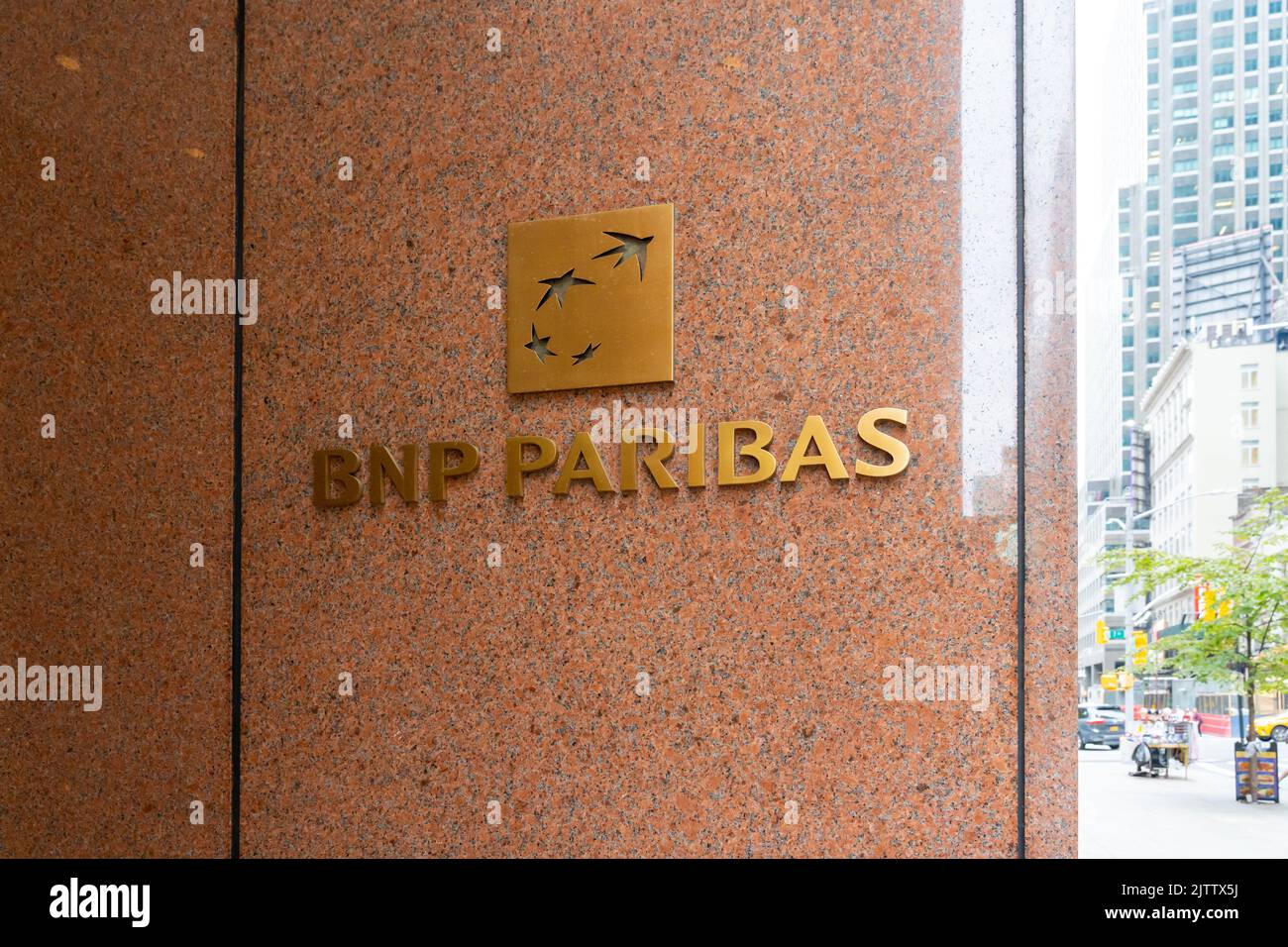 Nueva York, NY, EE.UU. - 17 de agosto de 2022: Logotipo de la compañía BNP Paribas en su edificio de oficinas en Nueva York, NY, EE.UU. Foto de stock