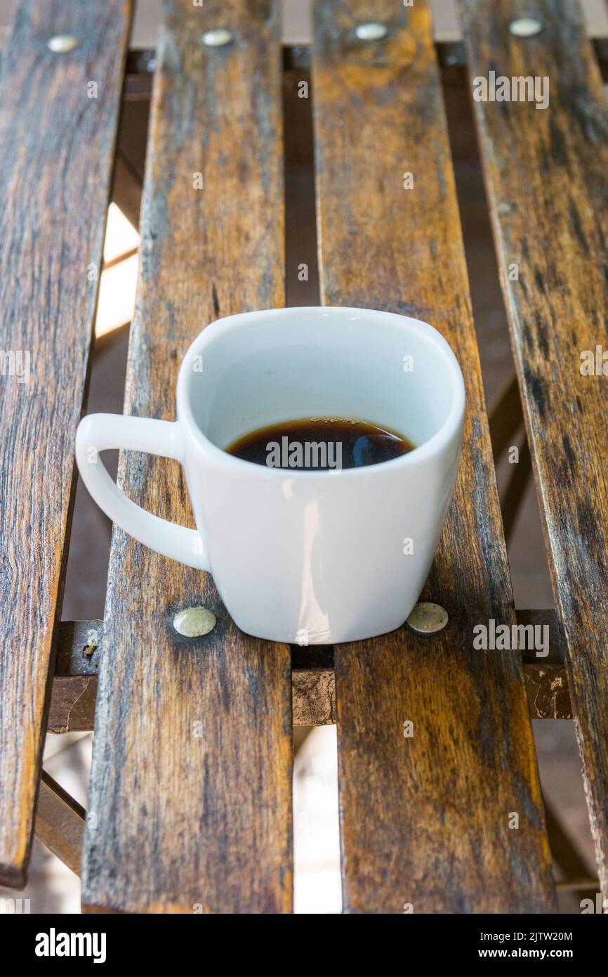 Taza de café sobre una mesa de madera en Río de Janeiro. Foto de stock