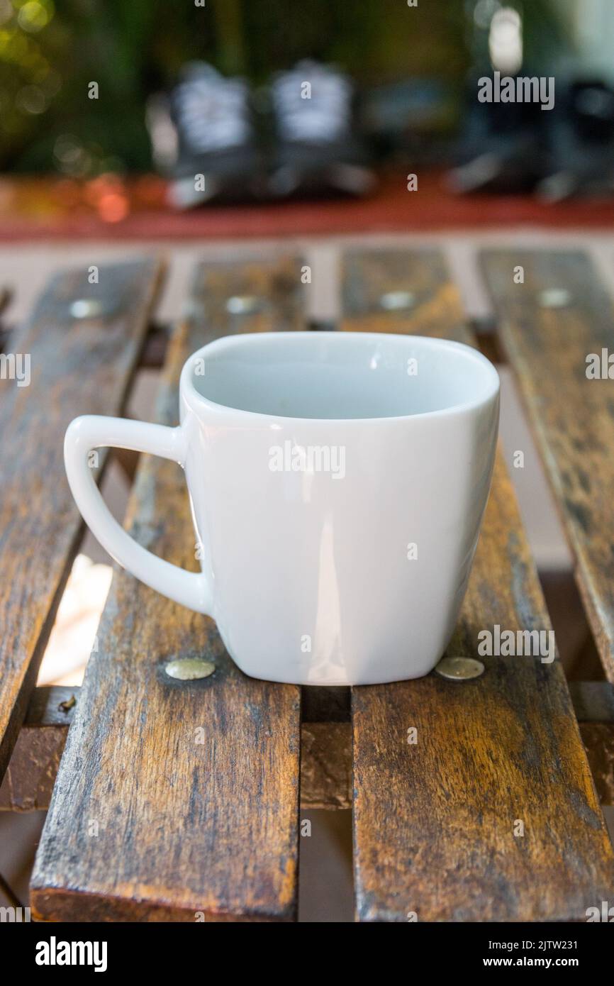 Taza de café sobre una mesa de madera en Río de Janeiro. Foto de stock