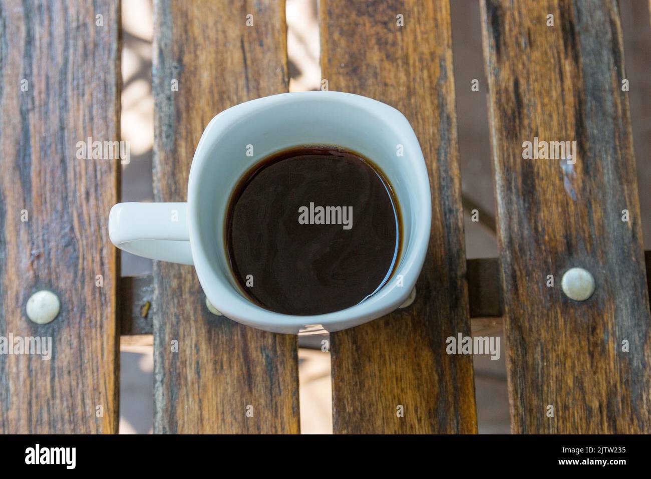 Taza de café sobre una mesa de madera en Río de Janeiro. Foto de stock