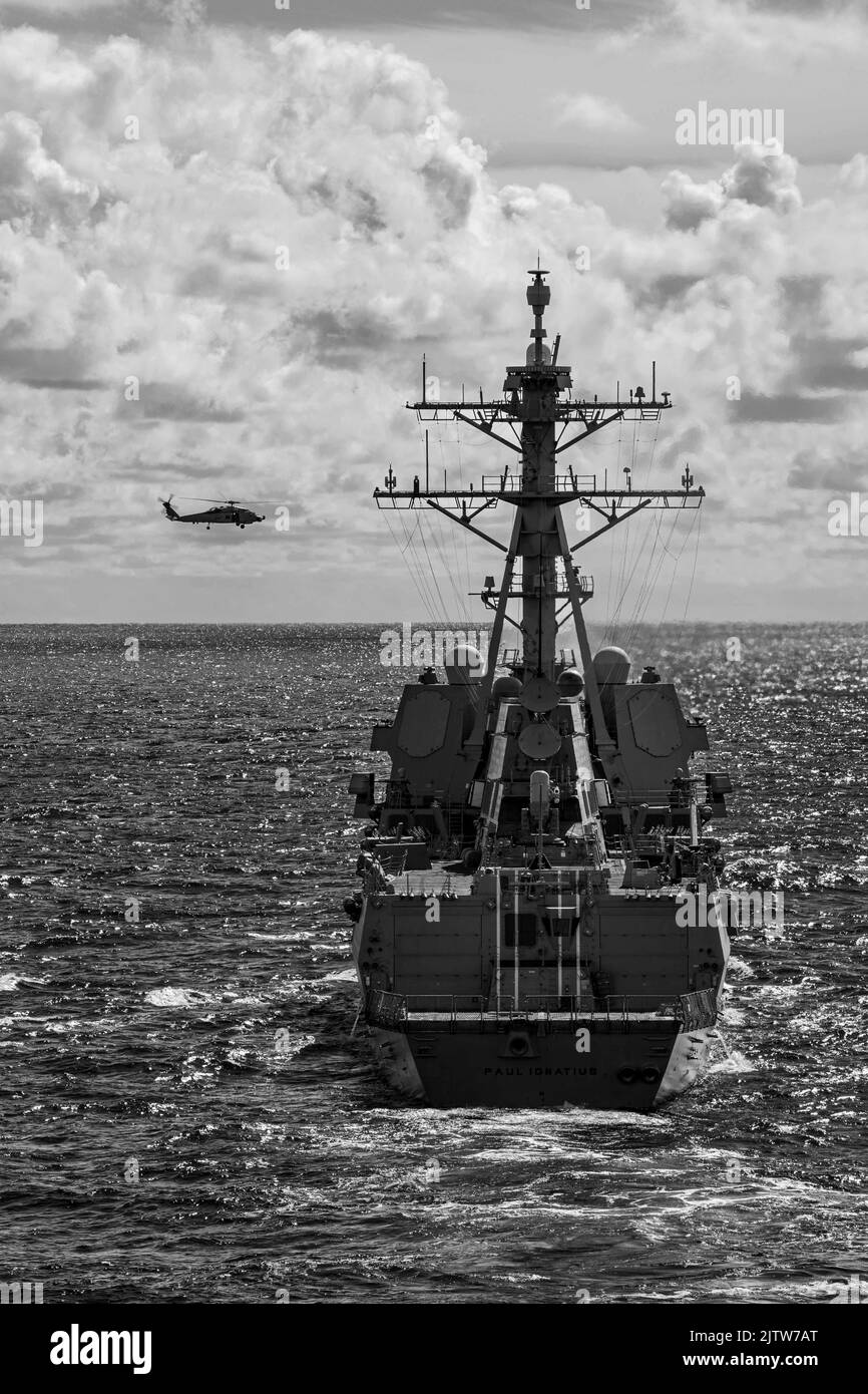 220830-N-PC065-1178 MAR BÁLTICO (AGOSTO 30, 2022) – Un helicóptero MH-60R Sea Hawk de la Marina de los EE.UU. Asignado al Escuadrón de Ataque Marítimo de Helicópteros (HSM) 79 vuela sobre el destructor de misiles guiados de clase Burke USS Paul Ignatius (DDG 117) mientras los buques de la Marina de los EE.UU. Y Suecia navegan en formación para un ejercicio fotográfico en el Mar Báltico, el 30 de agosto de 2022. El Kearsarge Amphibious Ready Group y la Unidad Expedicionaria Marina 22nd, bajo el mando y control de la Fuerza de Tarea 61/2, está en un despliegue programado en el área de operaciones de las Fuerzas Navales de EE.UU. Europa, empleado por la Sexta Flota de EE.UU. Para defender a los EE.UU., aliados y socios Foto de stock