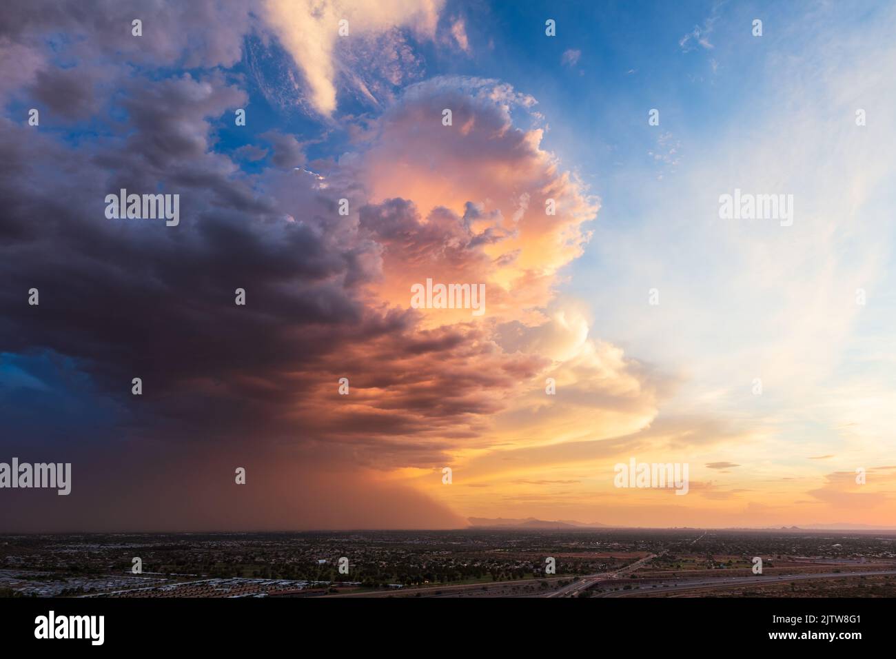 Una tormenta monzónica empuja un habob hacia Phoenix, Arizona al atardecer Foto de stock