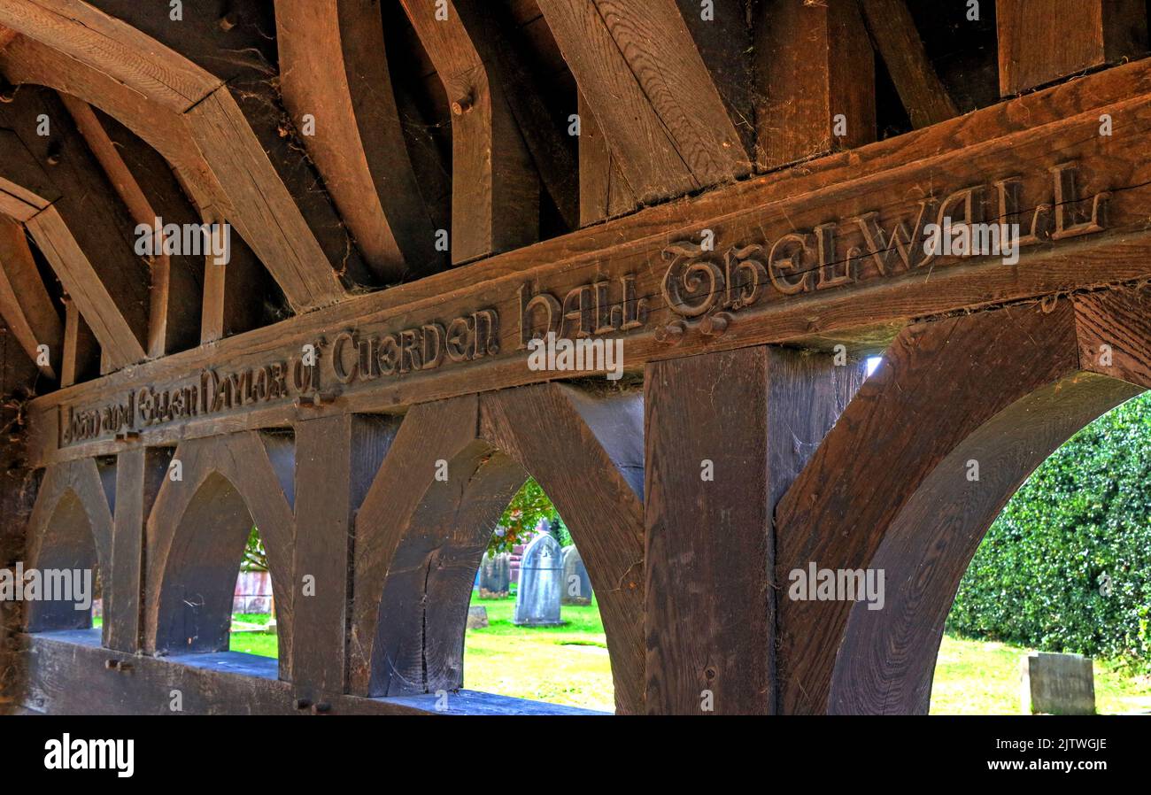 Entrada de madera a All Saints, iglesia, Bell Ln, Thelwall, Warrington, Cheshire, Inglaterra, WA4 2SX Foto de stock