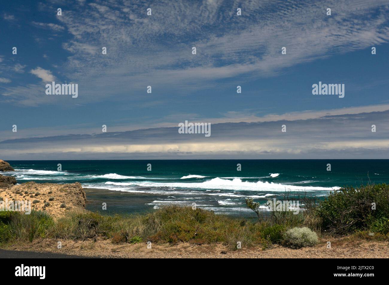 Bass Strait es famoso por sus vendavales y tormentas, pero produce gran surf, entre las rocas, en Point Nepean, en Victoria, Australia. Foto de stock