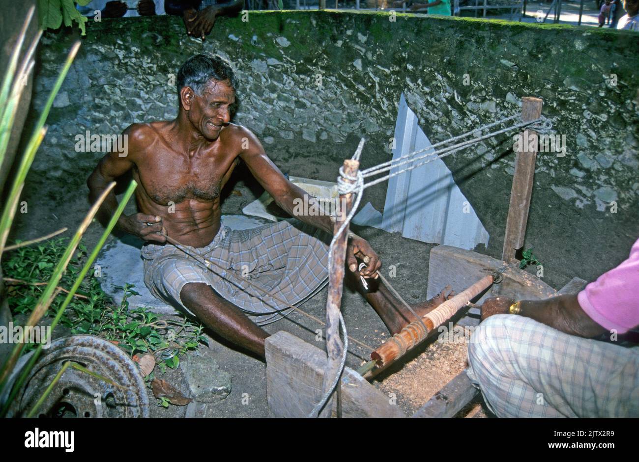 Hombre Maldiviano trabajo en la manera tradicional, la isla principal Mahembadhoo, Maldivas, el océano Índico, Asia Foto de stock
