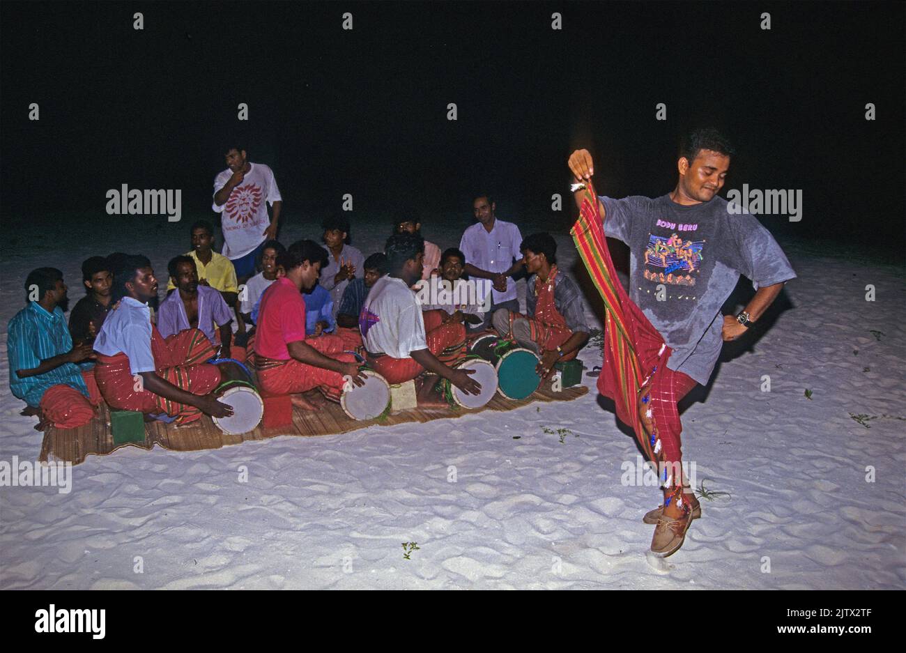 Hombres maldivos tocando Bodu Beru, canto y baile tradicional, Mahembadhoo isla de origen, Maldivas, Océano Índico, Asia Foto de stock