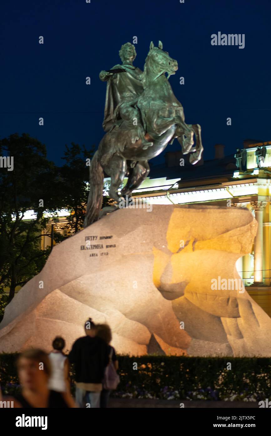 RUSIA, PETERSBURGO - 18 DE AGOSTO de 2022: Noche monumento a caballo peter bronce monarca petersburgo punto de referencia ciudad, desde el cielo de viaje de gran y san primero Foto de stock