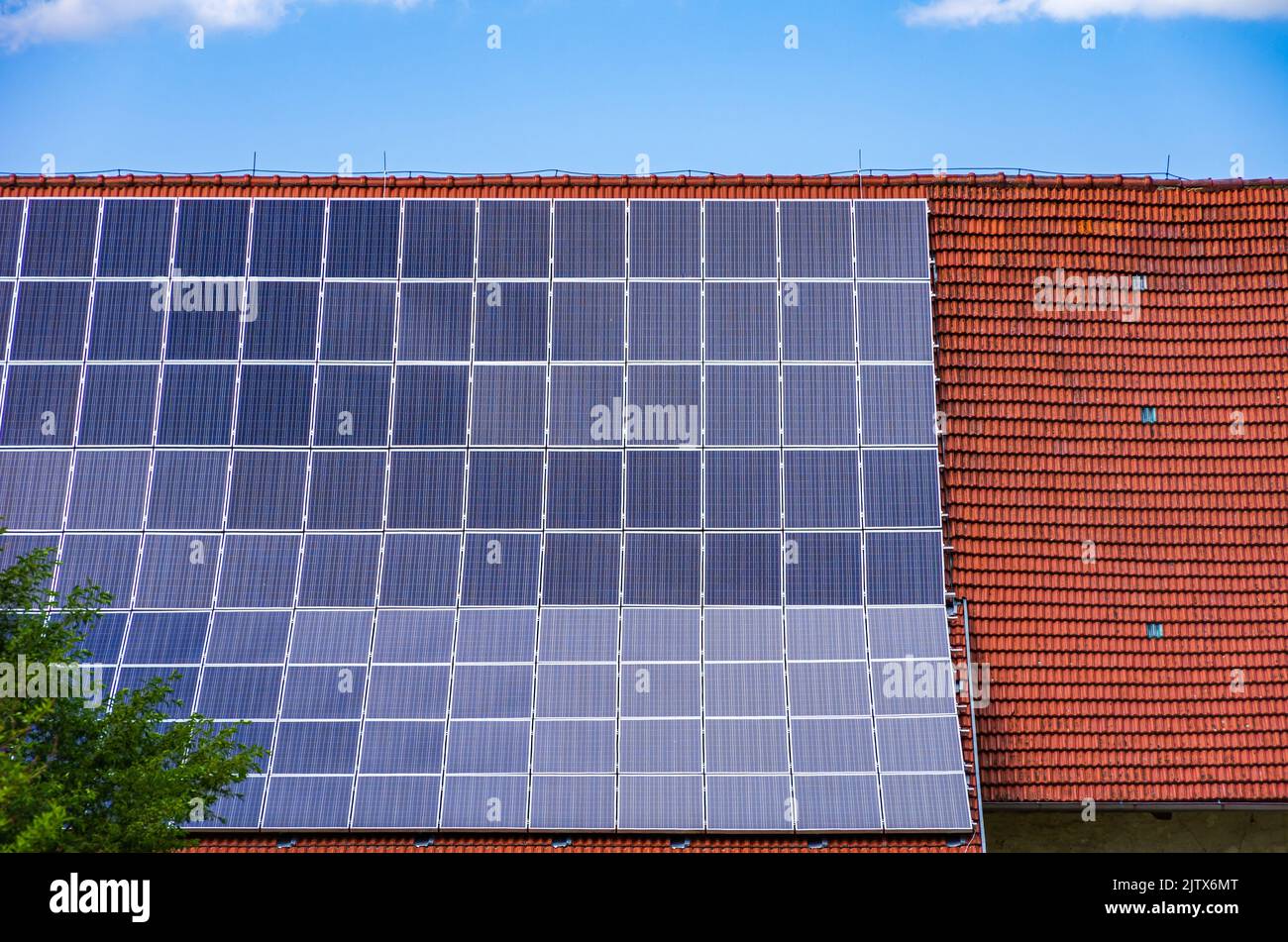 Sistema fotovoltaico doméstico o pequeña planta de energía solar en el