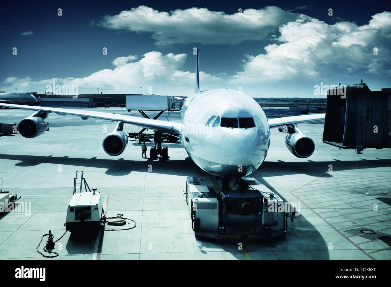 mantenimiento de aeronaves de pasajeros antes del vuelo. Foto de stock