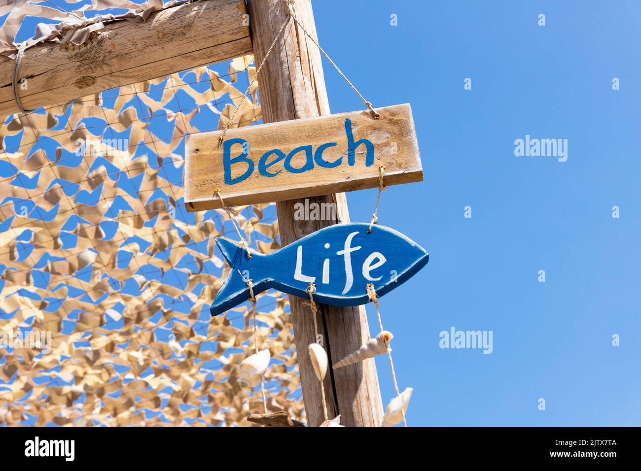 Cartel de madera en la playa. Vida en la playa. Cartel de verano en el bar. Foto de stock