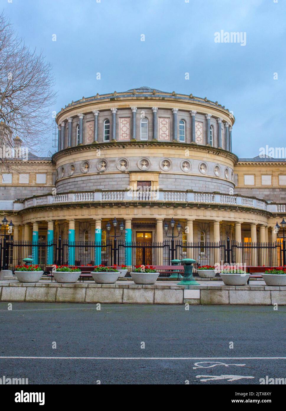Biblioteca Nacional de Irlanda al atardecer, Dublín. Vista desde el Museo Nacional de Arqueología. Foto de stock