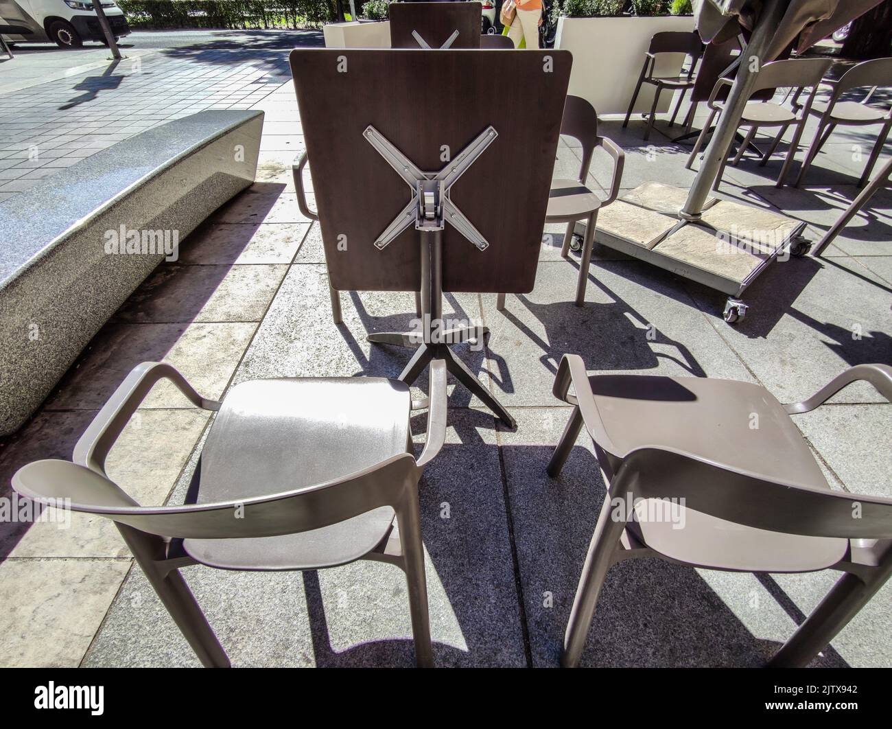 Mesas de mesa plegables en la terraza. Terraza concepto de mobiliario de restaurante. Foto de stock