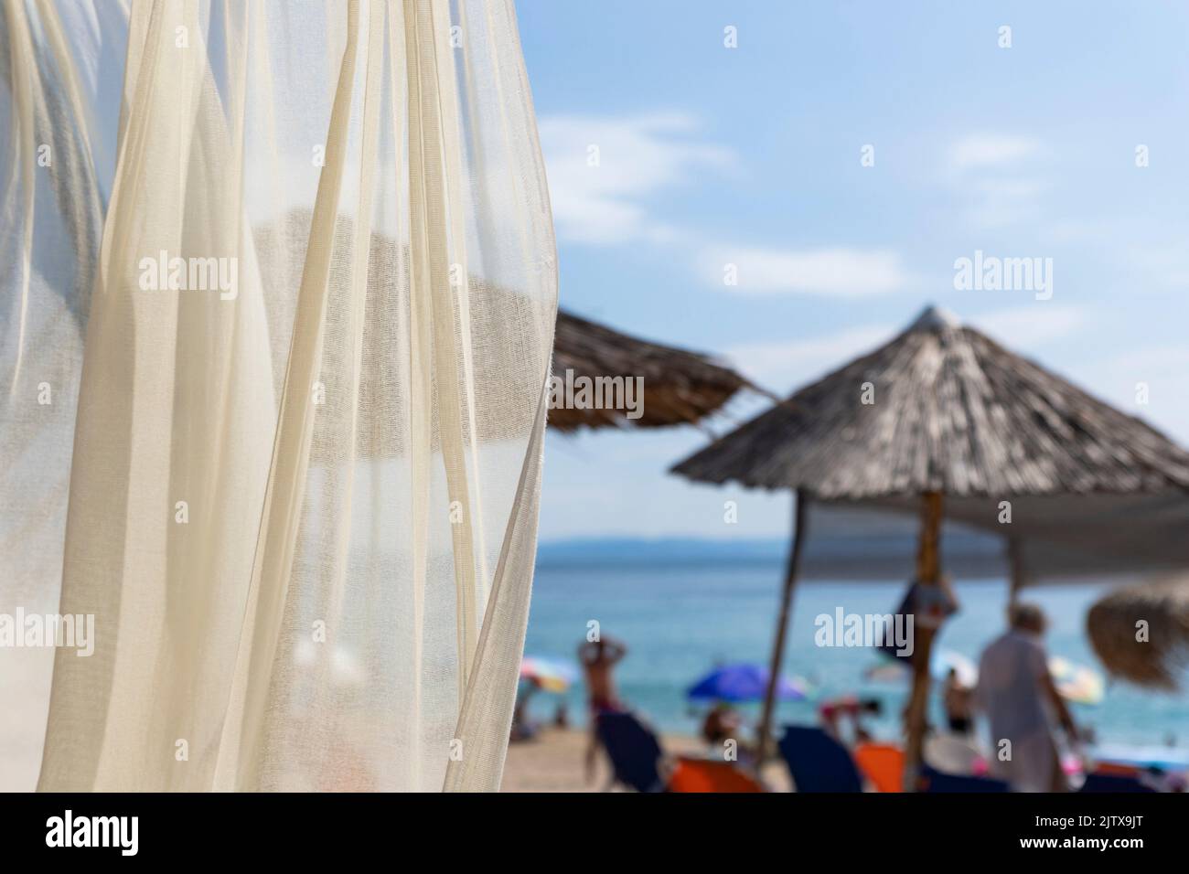 Cobertizos de playa. Tiendas de lujo en la playa en lujoso resort. Verano en la playa concepto, relajación y tranquilidad diseño. Foto de stock