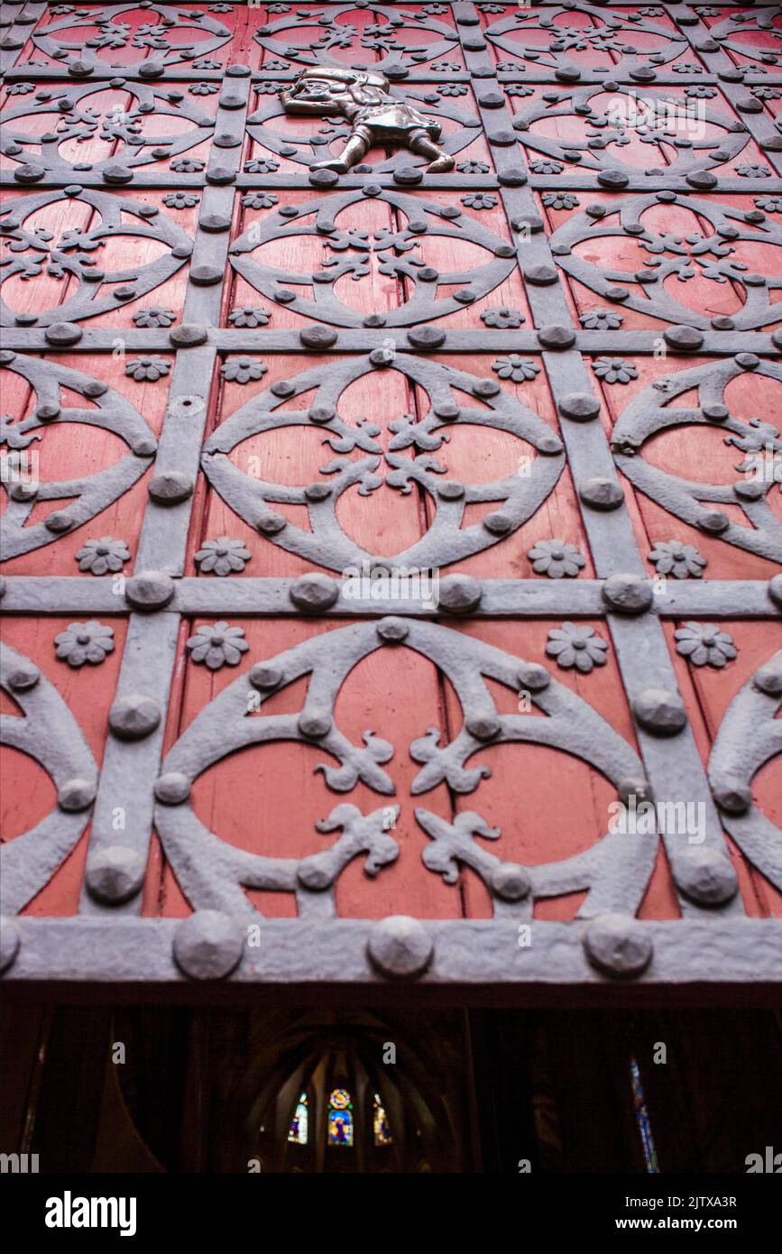 Porteadores de La Ribera o Bastaixos transportando piedras. Representada en las puertas de la entrada principal de Santa Maria del Mar, Barcelona, España. Foto de stock