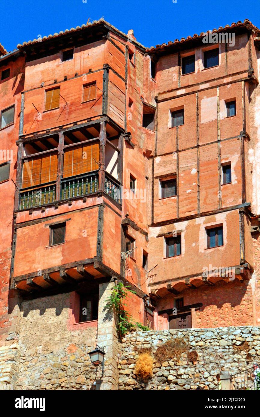 Casas colgantes de arquitectura tradicional, Albarrasí, Teruel, España  Fotografía de stock - Alamy