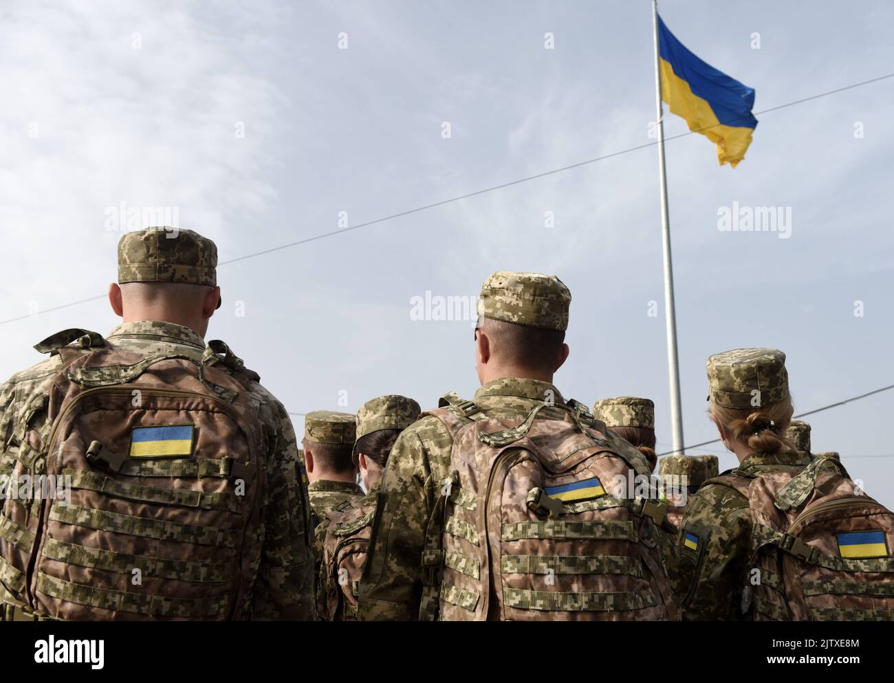 Fuerzas Armadas de Ucrania. Soldado ucraniano. Ucraniano en el ejército. Bandera ucraniana sobre uniforme militar. Foto de stock