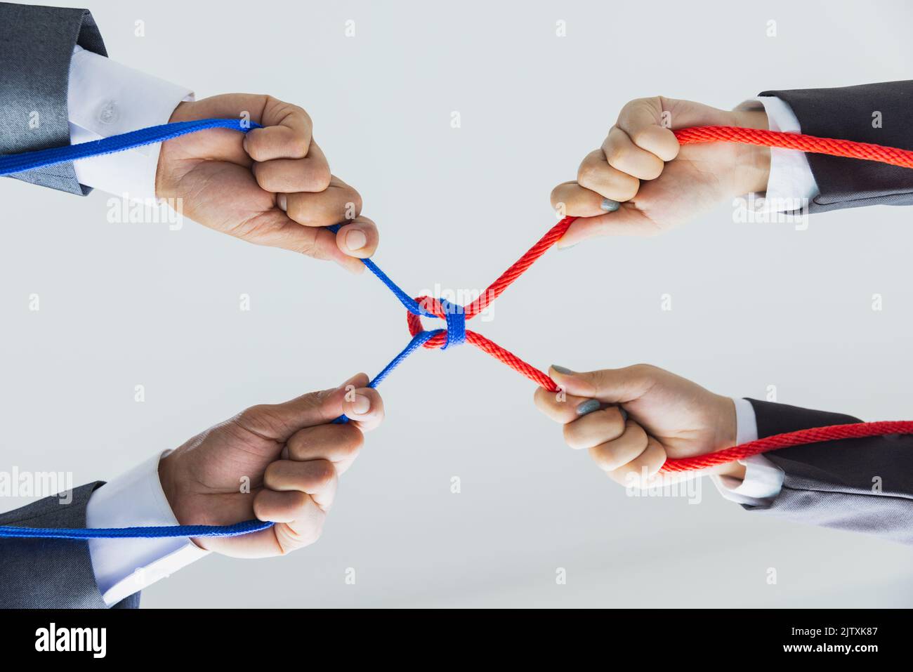 Manos de la gente tirando de la cuerda, concepto de cooperación, concepto de equipo de negocios utilizando una cuerda como elemento del trabajo en equipo. Foto de stock