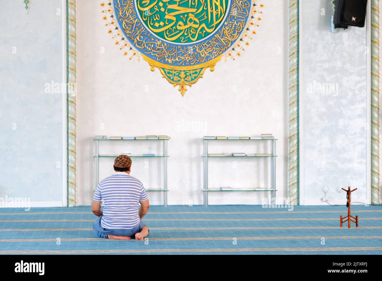Tashkent Uzbekistán - Un hombre adora en la Mezquita del Imán Hazrat Foto de stock
