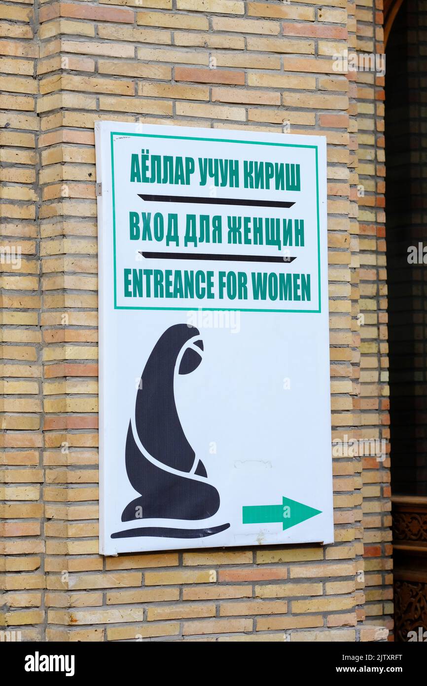 Tashkent Uzbekistan - Una señal de entrada para mujeres que adoran en la mezquita del Imán Hazrat Foto de stock