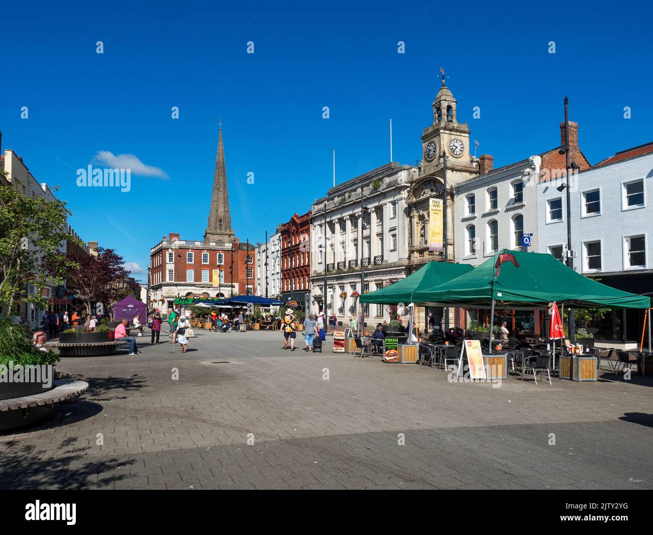 Cafés al aire libre a lo largo de High Town en un día de verano Hereford Herefordshire, Inglaterra Foto de stock