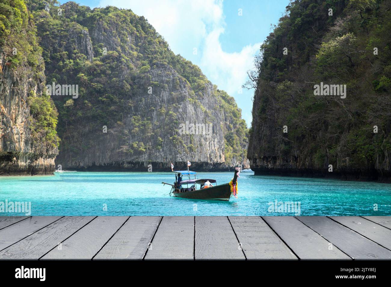 Maya Bay en el mar de Andaman y barco de madera con vistas a la montaña en phuket Tailandia Foto de stock