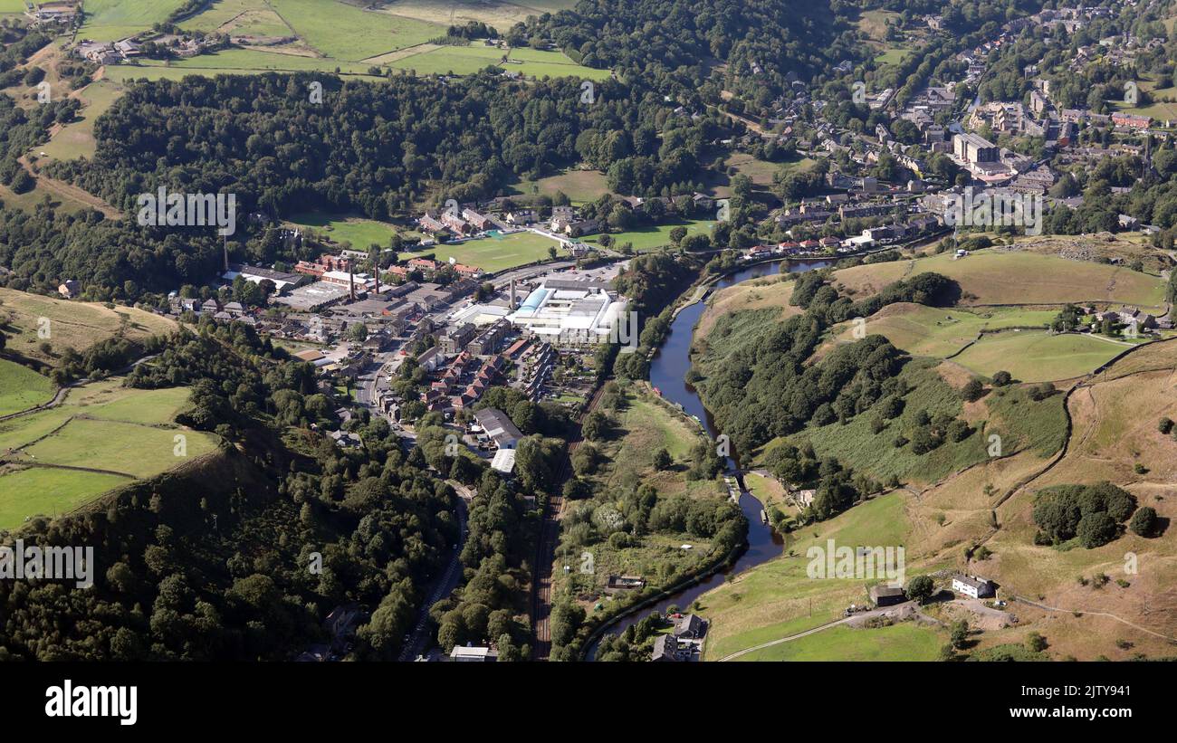 Vista aérea desde el sur de Walsden, un gran pueblo en la parroquia civil de Todmorden, Calmee, West Yorkshire Foto de stock