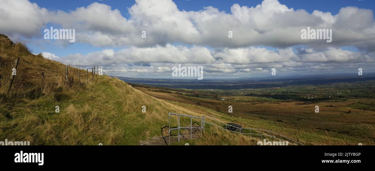 vista panorámica de slieve gallion carretera de montaña sobre el condado londonderry lough neagh y el condado antrim irlanda del norte reino unido Foto de stock