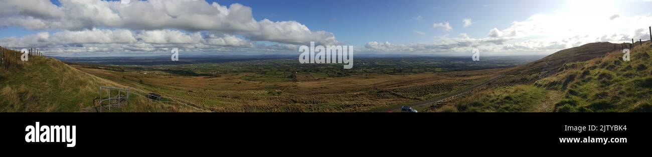 vista panorámica de slieve gallion carretera de montaña sobre el condado londonderry lough neagh y el condado antrim irlanda del norte reino unido Foto de stock