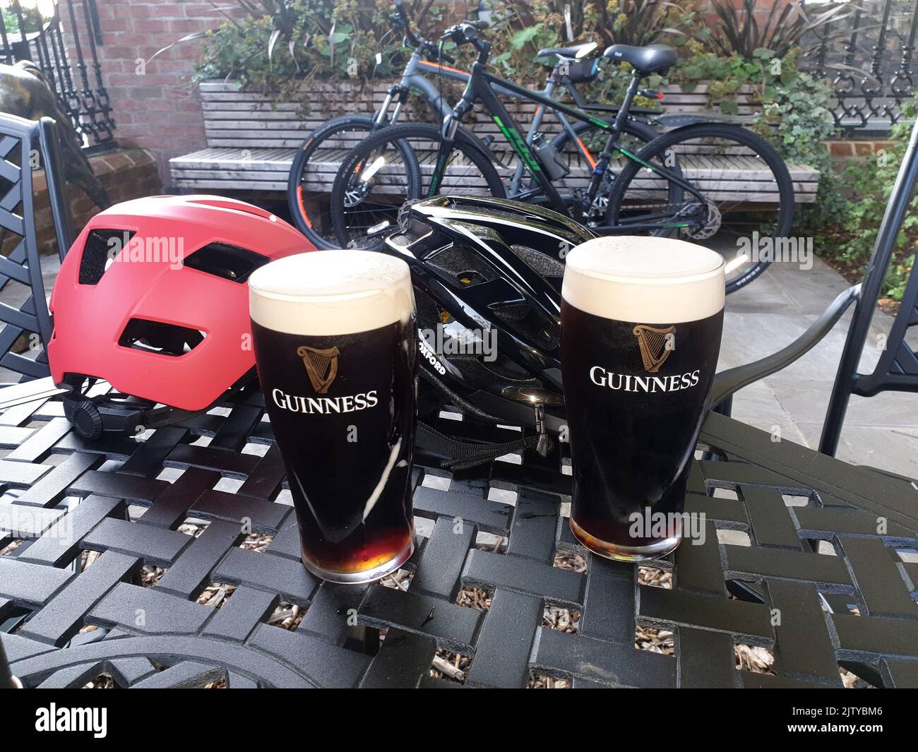 dos pintas de guinness en un pub mientras sale en bicicleta por el norte de irlanda Foto de stock