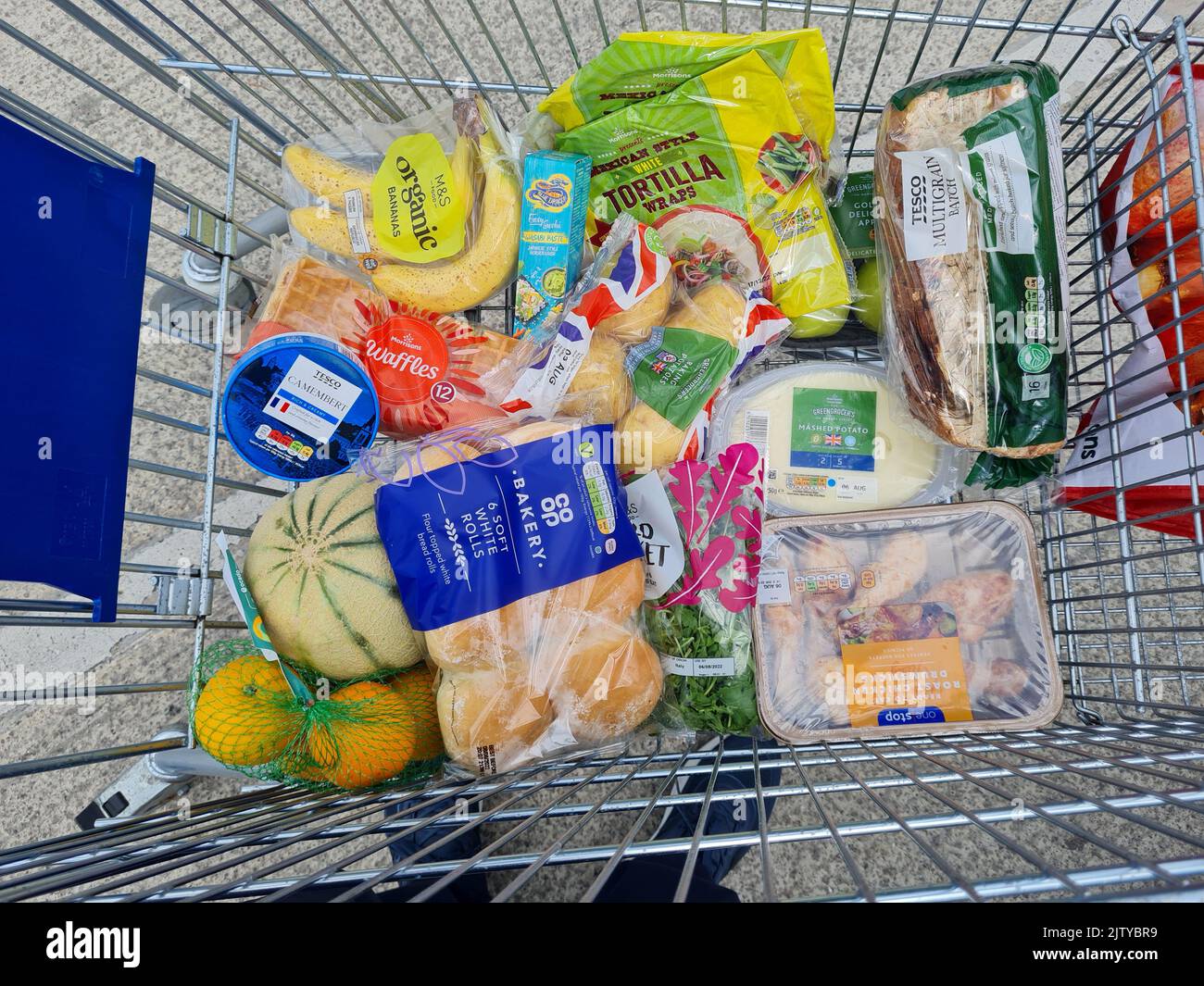 carro de compras mixto de comida de varios supermercados de una tienda que se especializó en comida corta en el reino unido Foto de stock