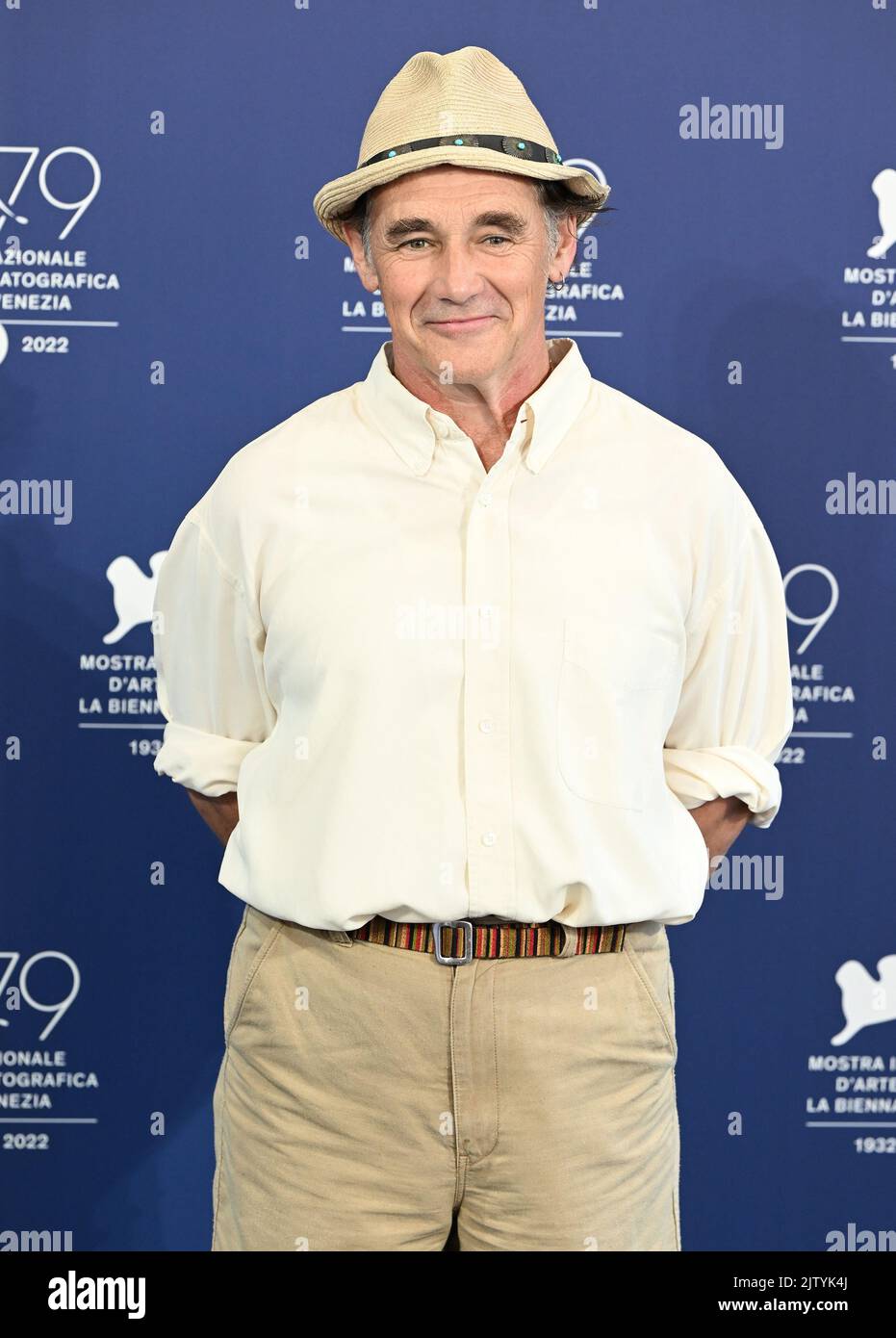 Venecia, Italia. 02nd de Sep de 2022. El actor británico Mark Rylance asiste a la foto llamada de Bones and All en el Festival de Cine de Venecia 79th, Italia, el miércoles 2 de septiembre de 2022. Foto por Rune Hellestad/ Crédito: UPI/Alamy Live News Foto de stock