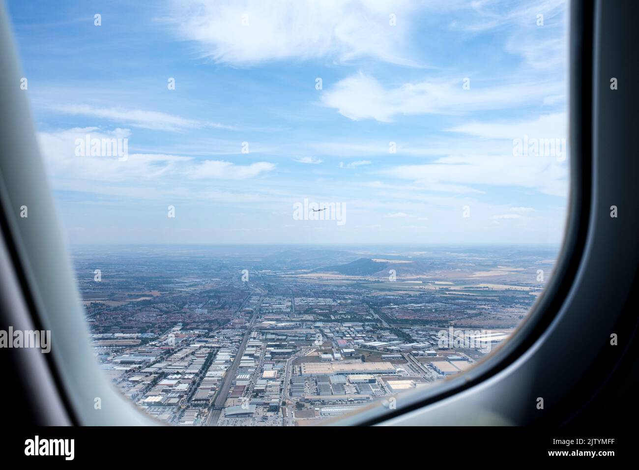 Mirando a través de la ventana desde el interior de la cabina mientras viajaba en avión desde Madrid a granada, en un avión Bombardier CRJ1000, España Foto de stock