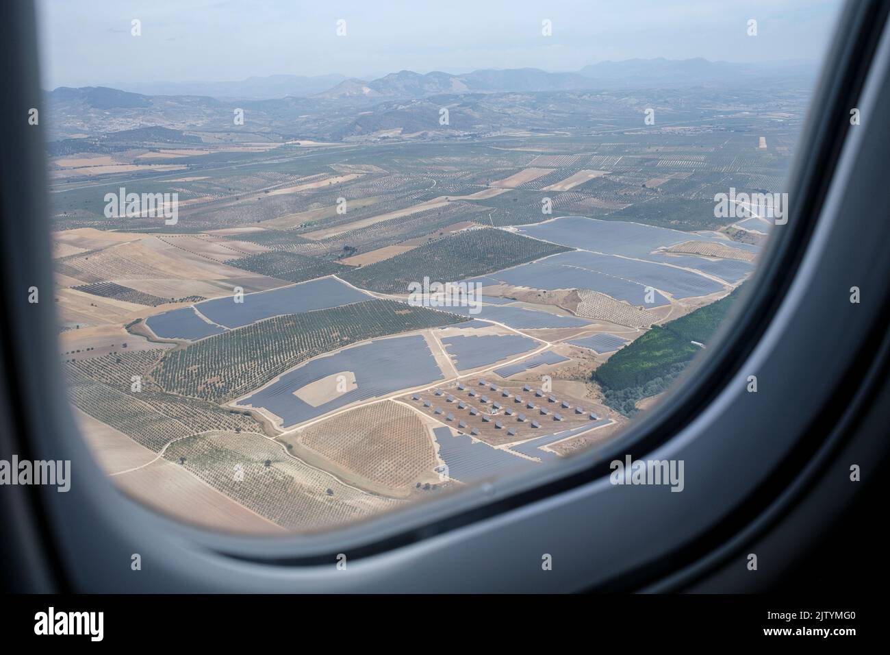 Paneles solares fotovoltaicos desde arriba mientras viaja en avión desde Madrid a granada, en un avión Bombardier de CRJ1000, España Foto de stock